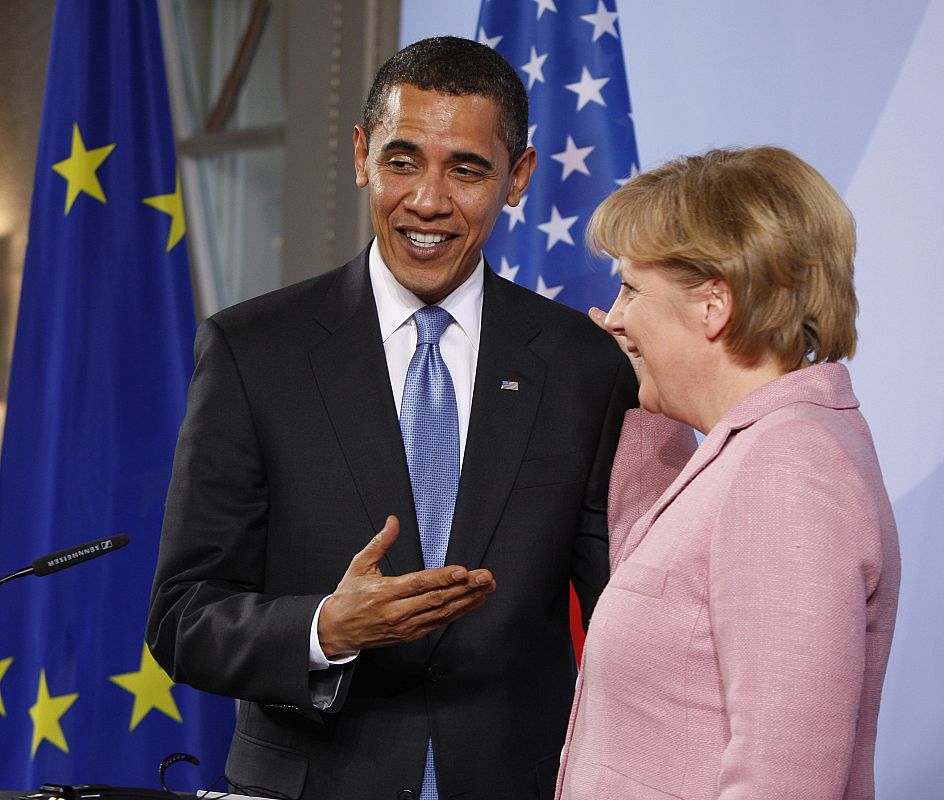 Obama bromea con Merkel durante la conferencia de prensa en Baden-Baden.