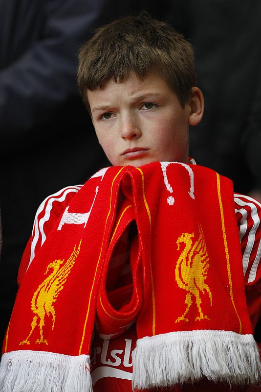 Un niño con una bufanda durante el homenaje a las 96 víctimas de Hillsborough. Incluso los que no habían nacido han querido acudir.