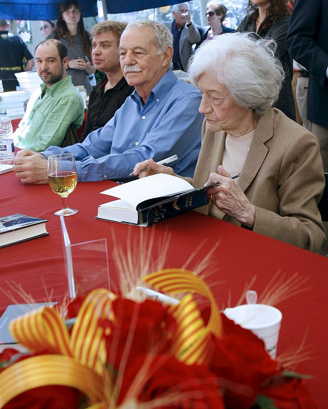 Los escritores Ana María Matute y Eduardo Mendoza, durante la firma de libros con motivo del día de Sant Jordi.