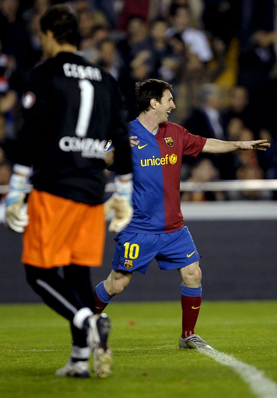 Messi celebra el primer gol del partido ante un César burlado por Iniesta en una genialidad.