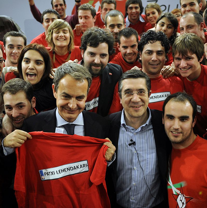 Zapatero estuvo muy presente en la última campaña electoral vasca y se 'vistió' la camiseta de Patxi.