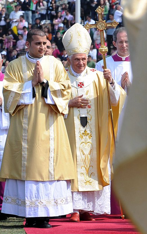 Benedicto sonríe antes de oficiar la misa en Ammán.