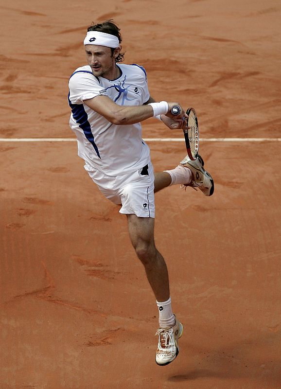Juan Carlos Ferrero golpea la bola durante el partido frente a Fernando Verdasco.