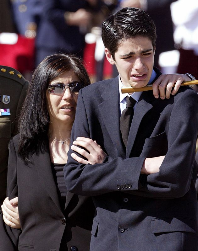Familiares lloran durante el funeral.