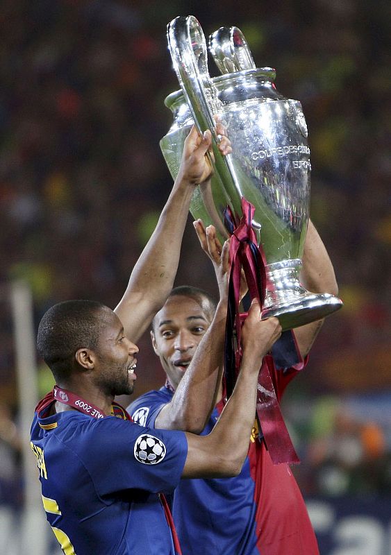 Keitá y Thierry Henry levantan la copa que les acredita campeones de la Liga de Campeones.