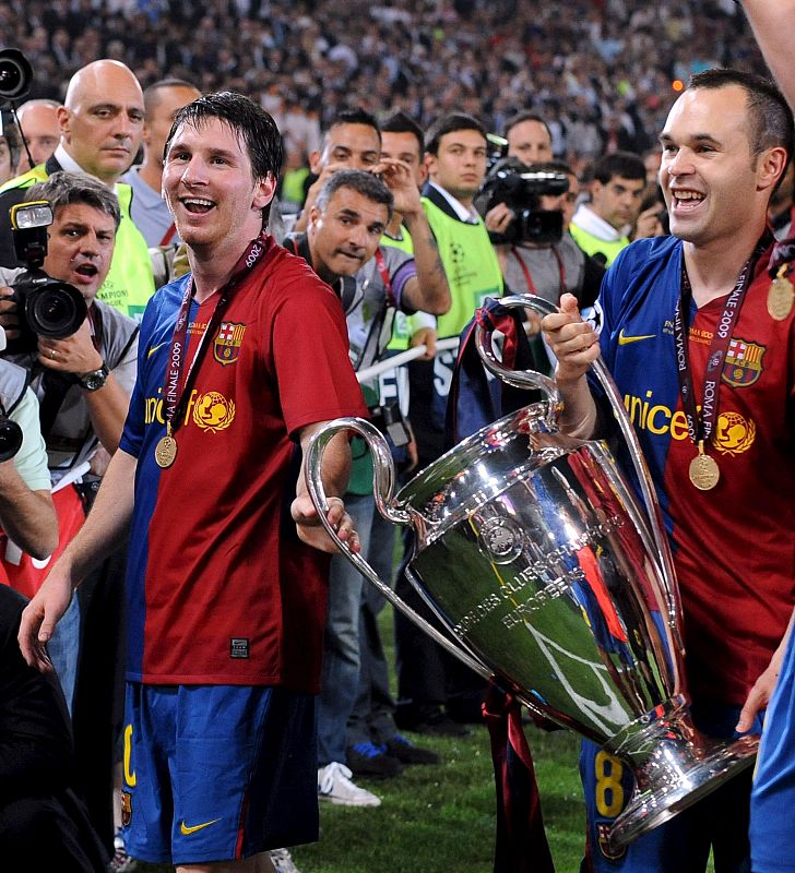 Lionel Messi y Andrés Iniesta celebran con el trofeo de la Liga de Campeones.