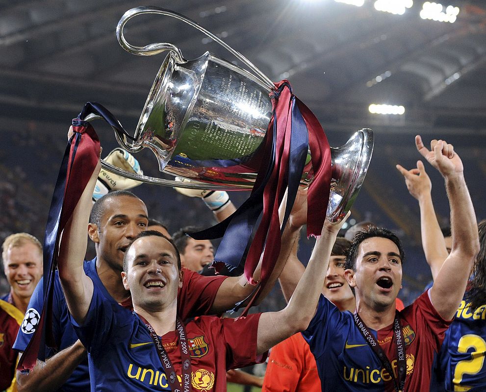 Thierry Henry, Andrés Iniesta y Xavi Hernández celebran con el trofeo después de ganar la Liga de Campeones.