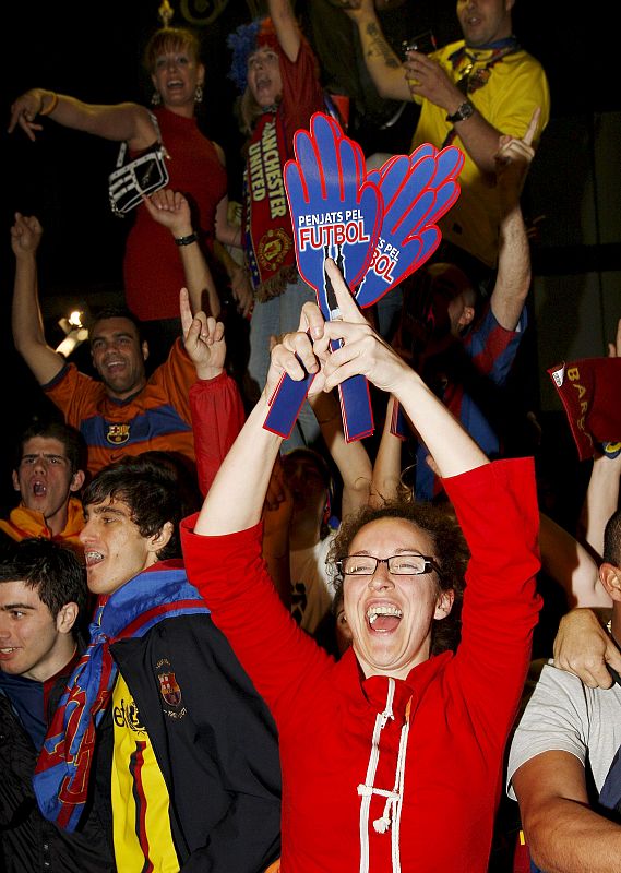 Los seguidores del FC Barcelona celebran, esta noche en Canaletas, la consecución de la Liga de Campeones después de ganar al Manchester United por 2-0 en la final jugada en el estadio Olímpico de Roma.