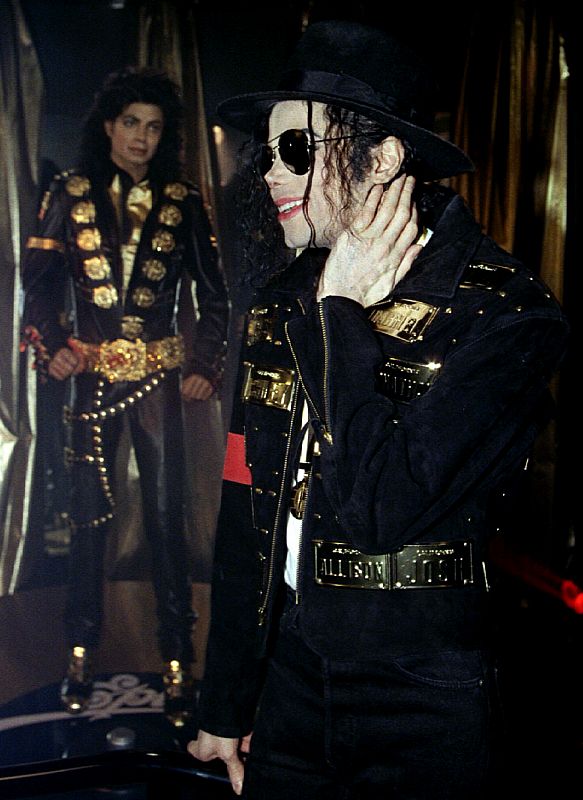 La estrella del pop Michael Jackson asiste a la presentación de su figura de cera en Hollywood en mayo de 1993