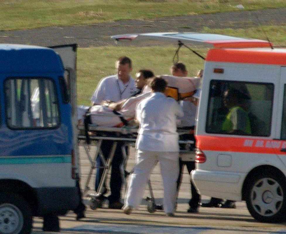 El piloto brasileño de Ferrari, Felipe Massa, es transportado a la ambulancia que lo llevará desde el Hospital Honved al aeropuerto Ferihegy de Budapest, Hungría.