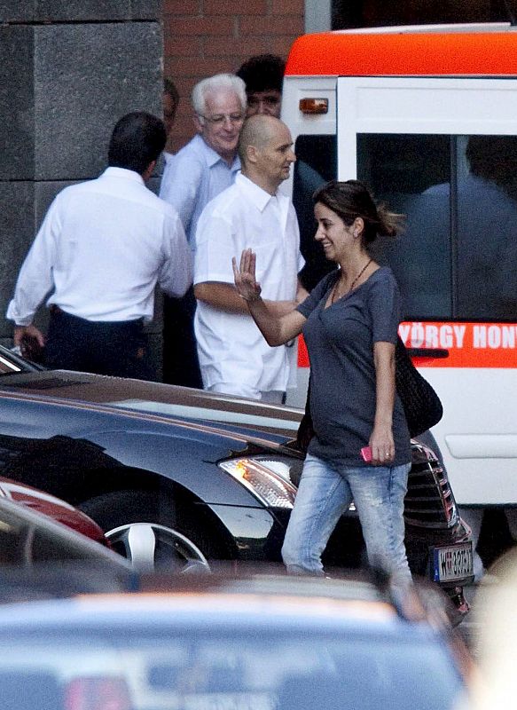 Rafaela Bassi, la esposa del piloto brasileño de Ferrari, Felipe Massa, conversa con el vicepresidente de Hungaroring Sport Corp. Tamas Frank junto a la ambulancia que transportará a Massa desde el Hospital Honved al aeropuerto Ferihegy de Budapest.