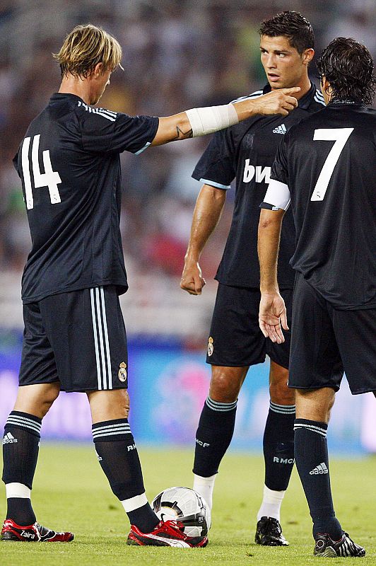 Guti da instrucciones a Cristiano Ronaldo ante la atenta mirada de Raúl.
