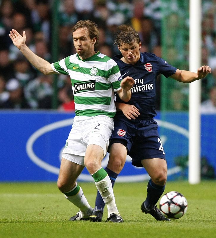 Andreas Hinkel y Andrei Arshavin disputan un balón durante el partido que ha enfrentado a Celtic y Arsenal.