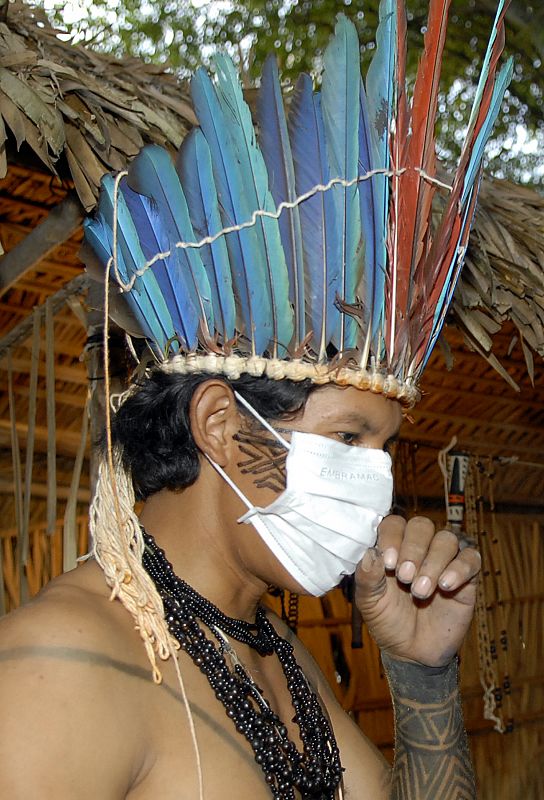 Un nativo amazona en Manaos, Brasil con mascarilla