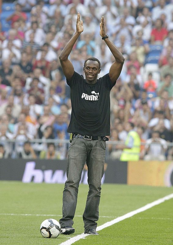 Bolt aplaude a la afición madridista el día que hizo el saque de honor en el Bernabéu.