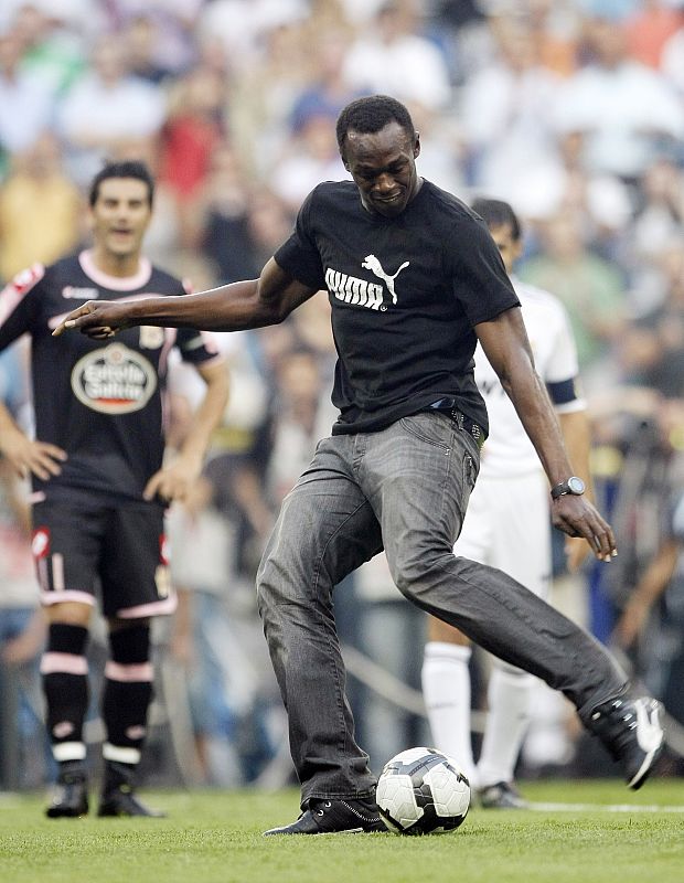 El velocista hizo un gran saque de honor en el partido inaugural de la Liga