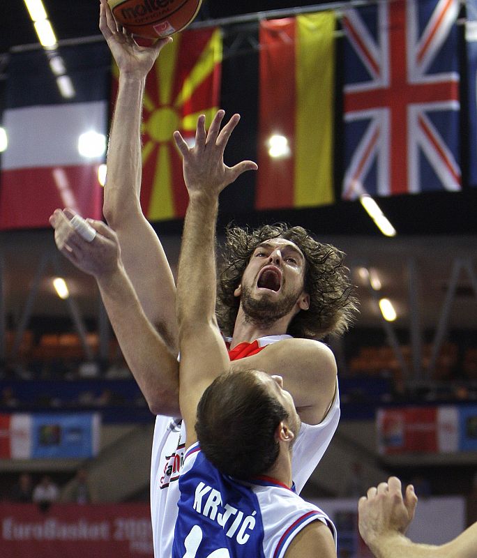 Pau Gasol entra a canasta ante el pívot de Serbia Nenad Krstic