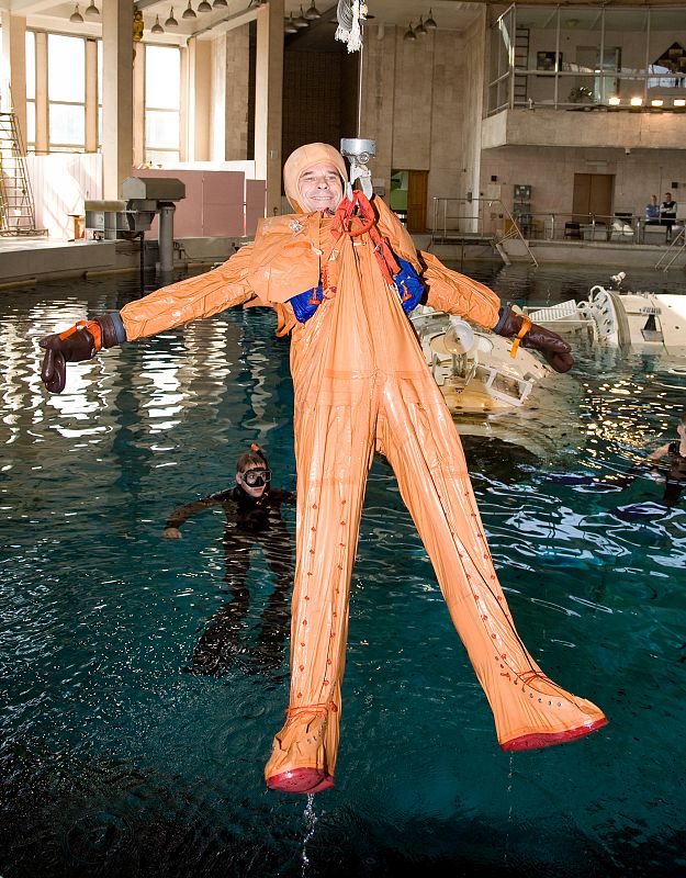 Laliberte, suspendido sobre el agua durante unas prácticas de aterrizaje de emergencia en una piscina