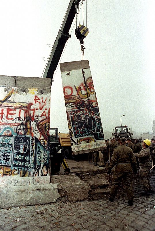 TEl plan de la construcción del Muro de Berlín fue un secreto de estado de la administración de la RDA. El muro fue construido a instancias del Partido Socialista Unificado de Alemania.