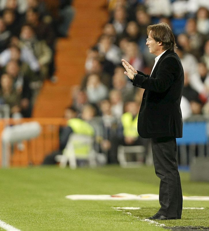 El entrenador de la AD Alcorcón, Juan Antonio Anquela, da instrucciones a sus jugadores en el Bernabéu.