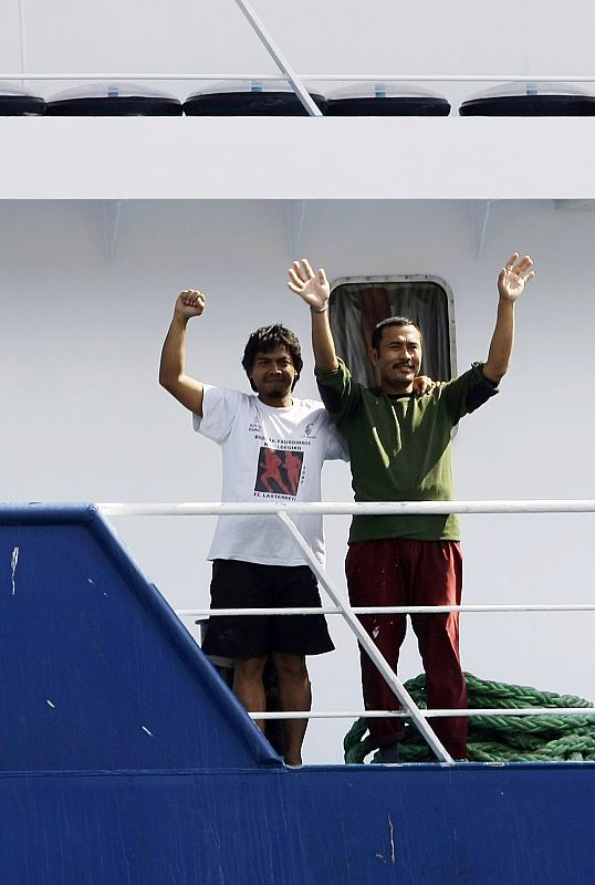 Los marineros saludan desde cubierta tras su llegada a las Seychelles.