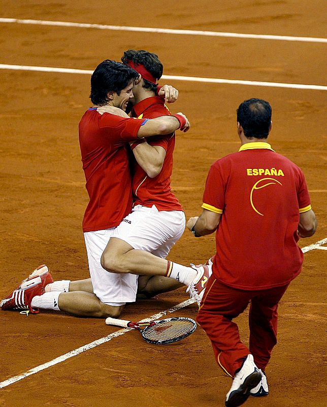 El tenista español Fernando Verdasco y su compañero Feliciano López (c), celebran la victoria del punto definitivo.