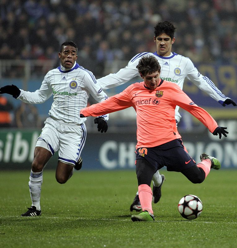 Dynamo Kiev's Betao and Almeida challenge Barcelona's Messi during their Champions League soccer match at the Valeriy Lobanovskyy stadium in Kiev