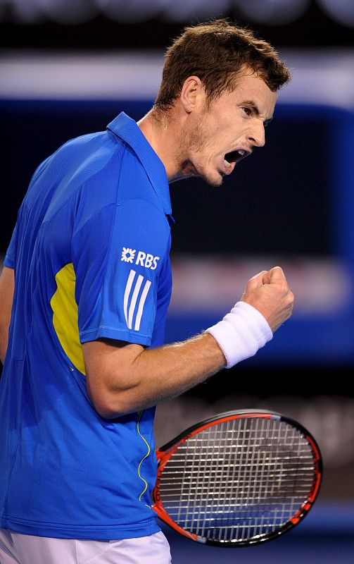 El tenista británico Andy Murray celebra un punto ganado al sudafricano Kevin Anderson en el partido de primera ronda del Abierto de Australia de tenis.
