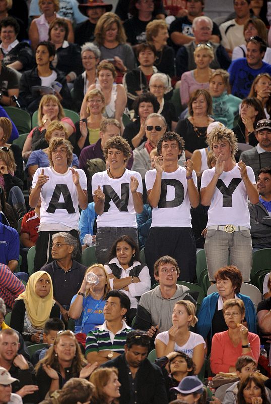 Seguidores del tenista británico Andy Murray animan al deportista durante el partido de primera ronda del Abierto de Australia de tenis disputado contra al sudafricano Kevin Anderson.