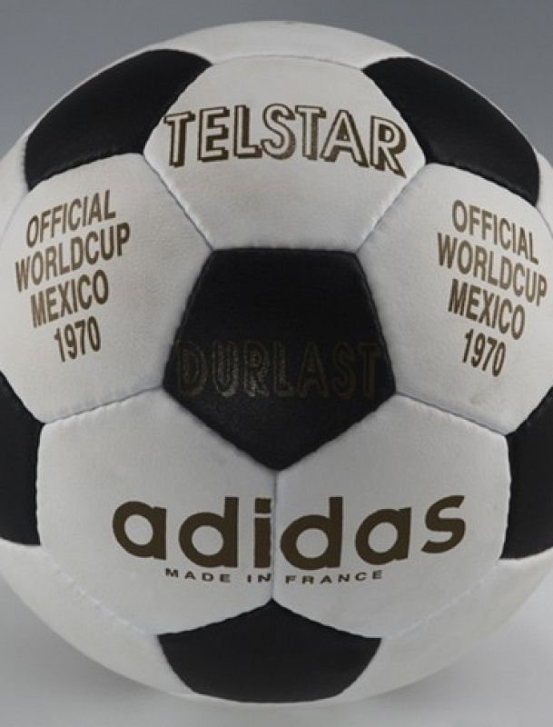 Balón oficial del Mundial de México 1970. El Telstar está realizado en cuero y tiene 32 gajos cosidos a mano.