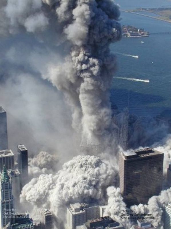 Una enorme columna de humo surcó el cielo de Nueva York.