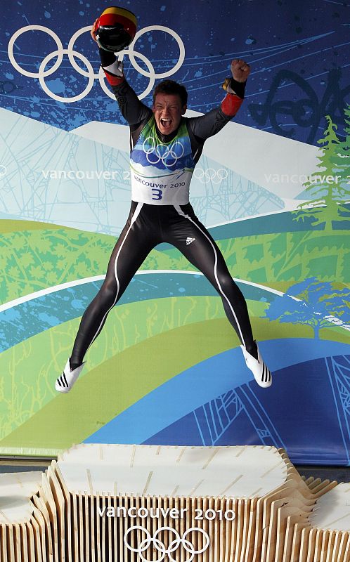 El alemán Félix Loch saltando de alegría por el oro olímpico.