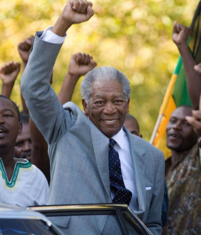 "Invictus" narra la historia de un país que trata de superar el apartheid de la mano de rugby y del presidente Nelson Mandela, al que da vida Morgan Freeman