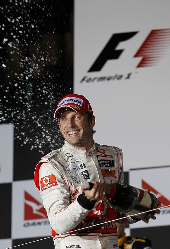 El británico de McLaren celebra con champán su primera victoria de la temporada.