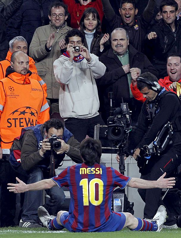 El delantero argentino del FC Barcelona, Lionel Messi, celebra la consecución de su segundo gol frente al Arsenal.