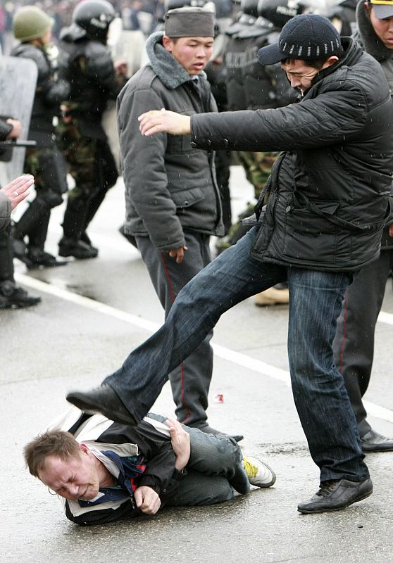 En esta imagen, se han invertido las tornas y es un policía vestido de paisano el que da una patada a un manifestante.