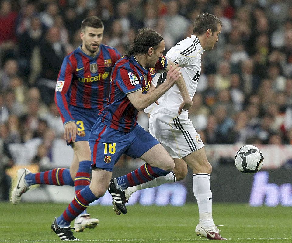 El holandés Van der Vaart protege un balón ante Gabi Milito. El centrocampista, que jugó en el lugar de Kaká, no pudo aportar nada relevante en el partido.