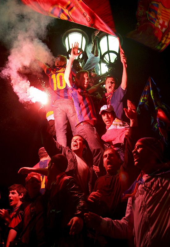 Aficionados y seguidores del FC Barcelona celebran en la fuente de Canaletas de las barcelonesas Ramblas la victoria de su equipo