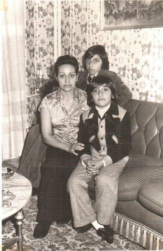Los hermanos Juan y Antonio Carmona, junto a su madre
