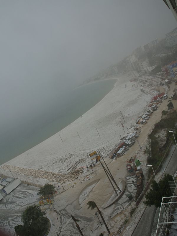 Una granizada en la playa de Villajoyosa (Alicante) deja esta estampa casi navideña en pleno mes de mayo.