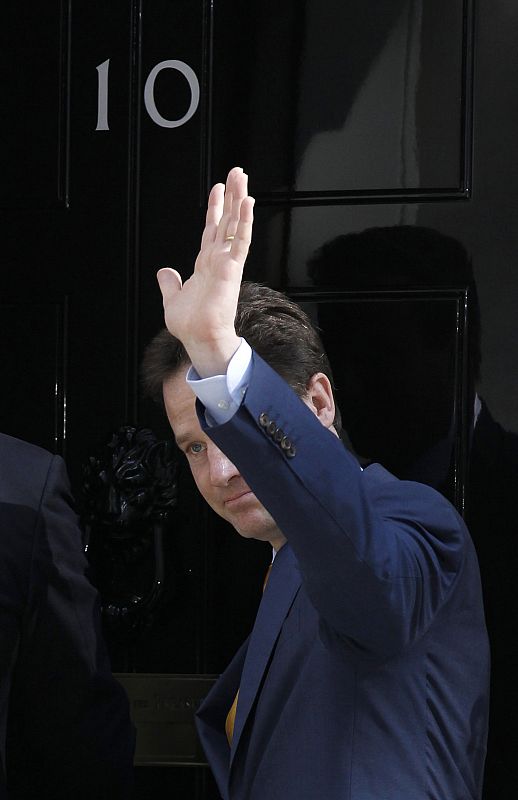 Nick Clegg ha pasado en solo cuatro años de ser un completo desconocido a ser el factor clave de la política británica. Tras lograr escaño por Sheffield en 2005, se convirtió en el líder del partido dos años después por la dimisión de Menzies Campbel