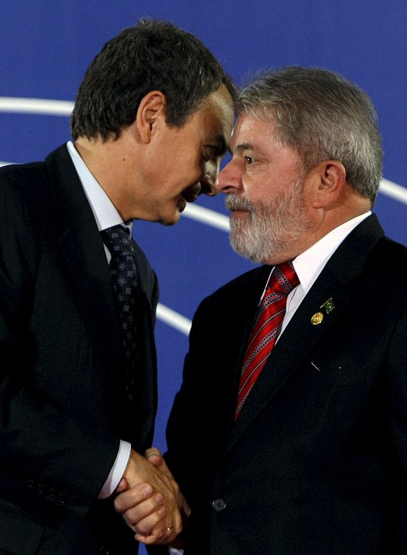 José Luis Rodríguez Zapatero saluda al presidente de Brasil, Luiz Inácio Lula da Silva.
