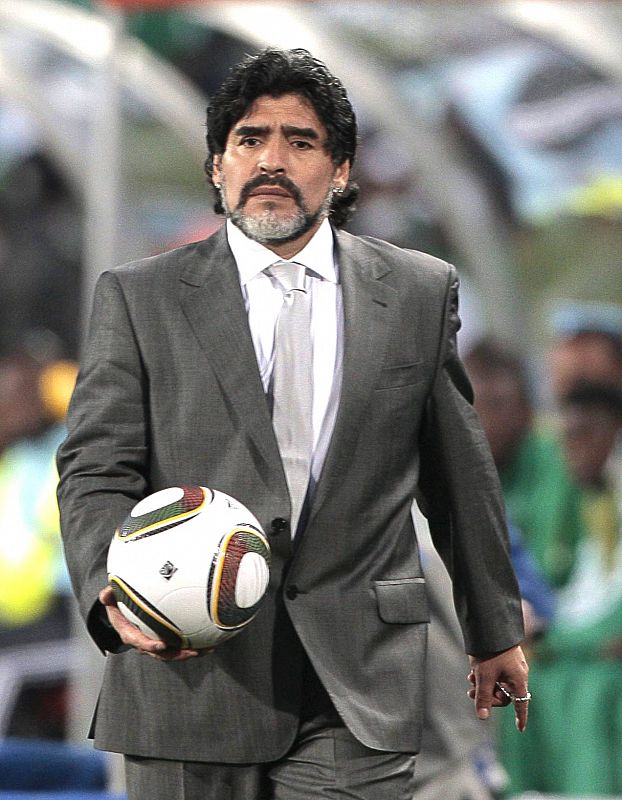 El entrenador de la seleccón argentina, con el Jabulani.