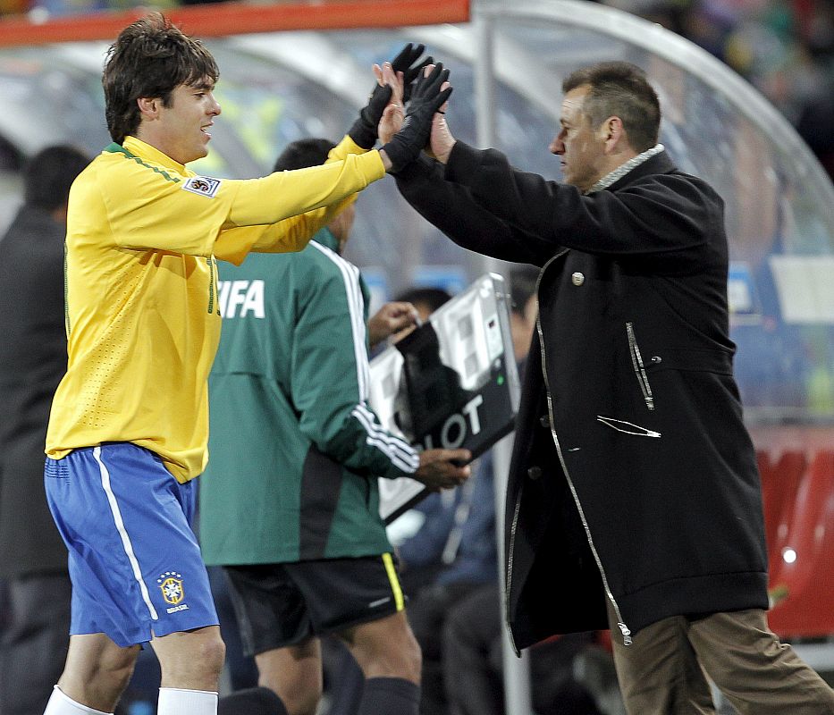 El entrenador brasileño Carlos Caetano Bledorn Verri "Dunga" felicita a Kaká tras ser sustituido