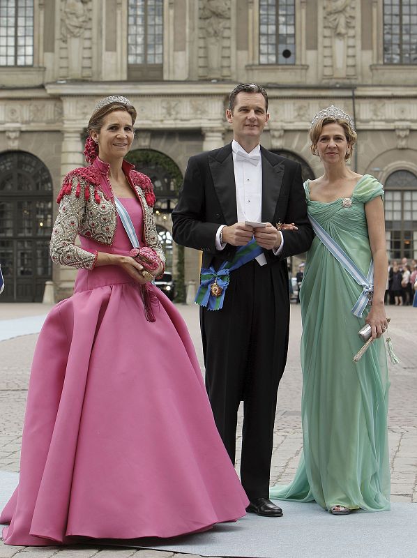 La Infanta Doña Elena se ha atrevido con un vestido rosa y una chaqueta estampada, mientras que su hermana ha optado por un vestido más sencillo en color verde. Las dos han ordenado sus peinados son sendas diademas.