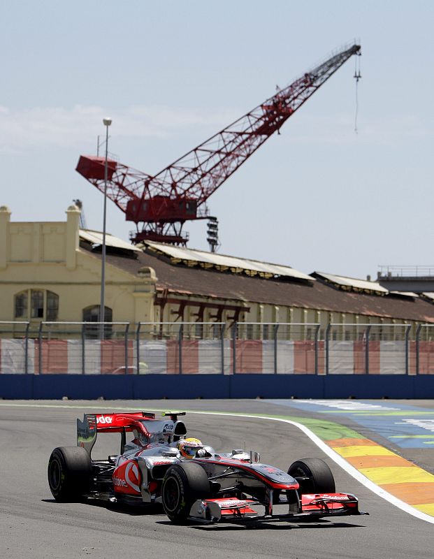 El piloto británico de Fórmula Uno Lewis Hamilton de la escudería McLaren Mercedes conduce su monoplaza.
