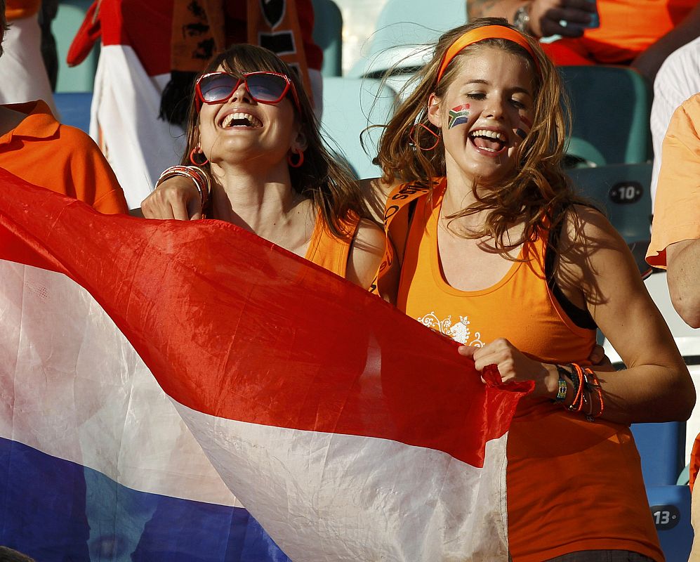 Seguidoras de Holanda animan a su combinado nacional durante el partido de octavos de final.