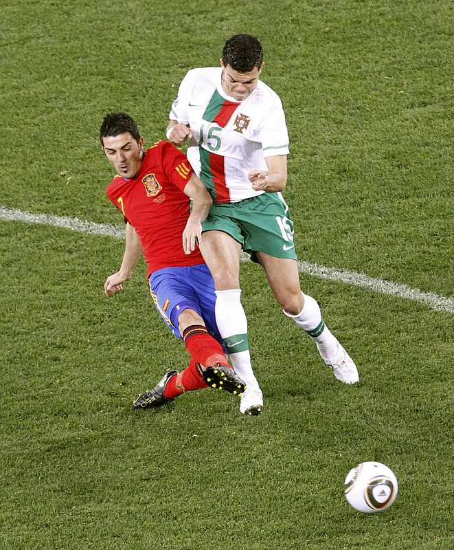 Villa y Pepe pugnan por un balón en el arranque del partido España - Portugal