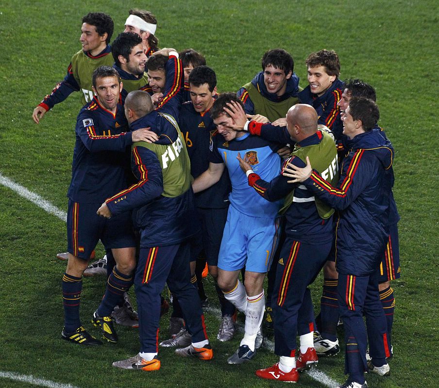 Los jugadores se fueron a celebrar el pase a semifinales con el capitán, Casillas, que paró un penalti decisivo