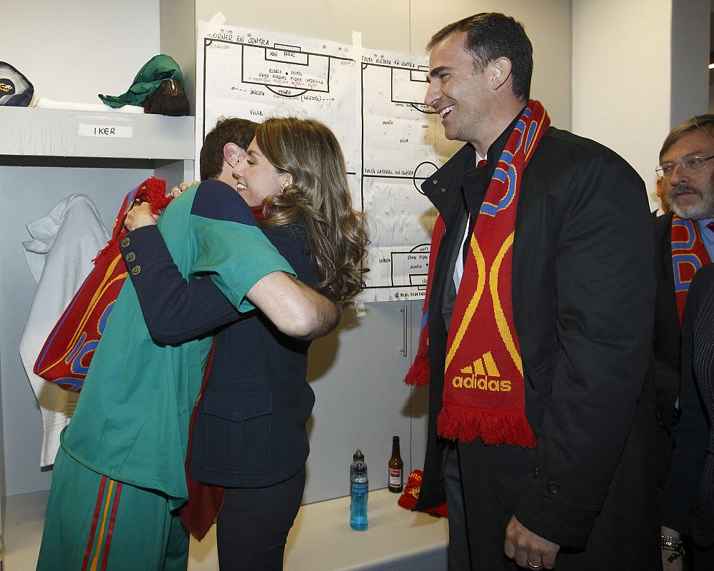 La princesa Letizia en presencia de don Felipe,felicita al guardameta Iker Casillas.